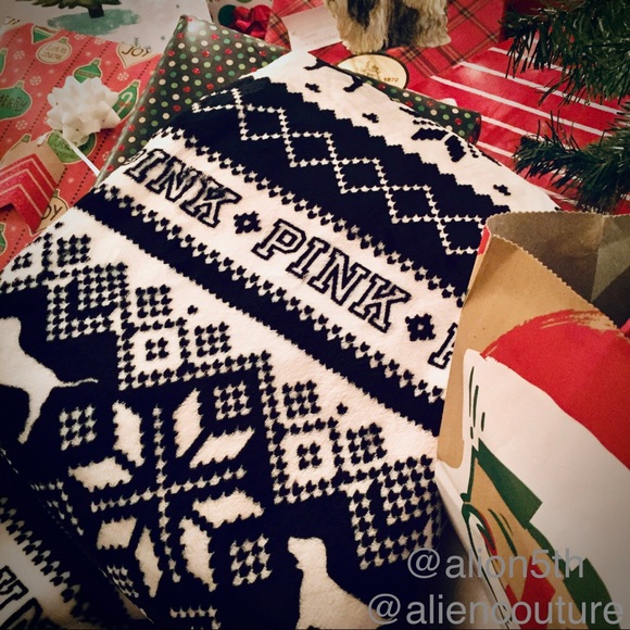 VS Pink Lux Sherpa Blanket—Limited Edition! - Picture 6 of 8